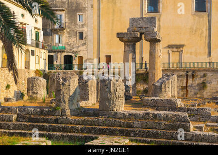 Ruines grecques Sicile, vue sur les vestiges de l'ancien temple grec d'Apollon (Tempio di Apollo) dans le centre d'Ortigia (Ortygia), Syracuse, Sicile. Banque D'Images