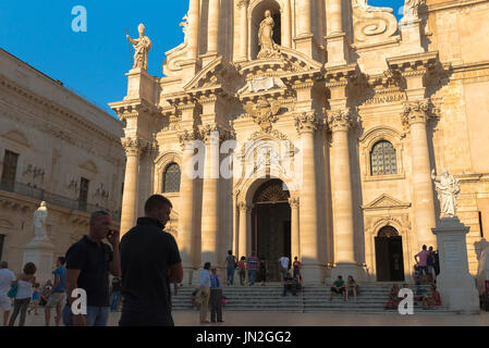 Syracuse Cathédrale de Sicile, au coucher du soleil les gens se rassemblent près de la cathédrale baroque historique (Duomo) sur la Piazza del Duomo à Ortigia, Syracuse, Sicile. Banque D'Images