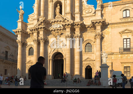 Cathédrale baroque de Sicile, vue au coucher du soleil sur la façade baroque historique de la cathédrale (Duomo) à Ortigia, Syracuse, Sicile. Banque D'Images