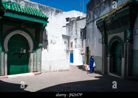 Le Maroc, l'Afrique du Nord : une femme musulmane autour de la mosquée en place Aissawa, Aissawa, carrés dans la zone de Médina de la vieille ville de Tanger Banque D'Images