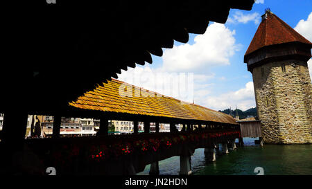 Bordée de fleurs de la tour ronde le long de la rivière Reuss, à Lucerne, Suisse Banque D'Images