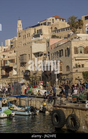 TEL AVIV - JAFFA, le 26 octobre 2013 : Le vieux port avec des bateaux de pêche dans la région de Jaffa. Tel Aviv. Israël le 26 octobre 2013 Jaffa est l'un des plus anciens p Banque D'Images