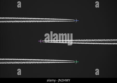 Image couleur sélective de trois avions / avion haut dans le ciel avec des traînées de vapeur / vapeur visible. crédit : lee ramsden / alamy Banque D'Images