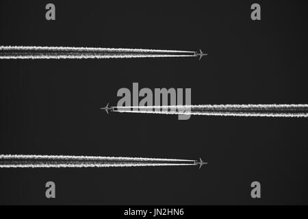 Image en noir et blanc de trois avions / avion haut dans le ciel avec des traînées de vapeur / vapeur visible. crédit : lee ramsden / alamy Banque D'Images