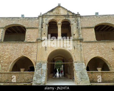 L'entrée de la paroi ouest du monastère d'Arkadi à Rethymnon, Crète, Grèce Banque D'Images