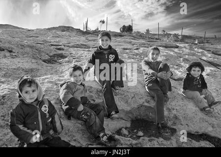 Les enfants Bédouins palestiniens dans un village tribal à l'Est de Jérusalem, en Cisjordanie, le 12 janvier 2011. Beduins soutenir vie nomade, vivent dans des tentes Banque D'Images