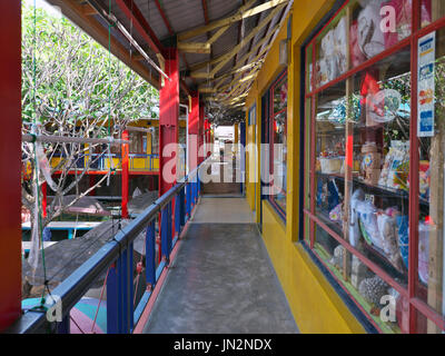 Boutiques dans l'Sir Selwyn Selwyn-Clarke Market. Marché de Victoria, Victoria, Seychelles Banque D'Images