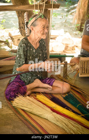 90-year-old woman vietnamiens en utilisant des méthodes traditionnelles nattes de roseau Banque D'Images