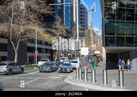 Voir en regardant vers le sud le long de la rue Kent, l'une des principales routes de la ville dans le centre-ville de Sydney, Nouvelle Galles du Sud, Australie Banque D'Images