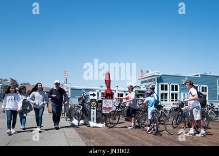 Un grand groupe de touristes se distingue avec des bicyclettes à l'extérieur du restaurant Trident sur Bridgeway Road dans la baie de San Francisco ville de Sausalito, Californie, le 29 juin 2017. Sausalito est une zone de rassemblement populaire pour les touristes qui souhaitent un cycle plus le Golden Gate Bridge. Banque D'Images