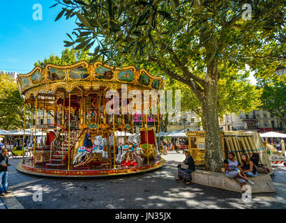 Le carrousel coloré à la place de l'horloge dans le centre ville d'Avignon en Provence France Banque D'Images