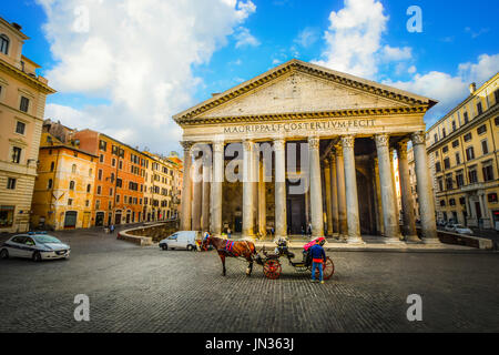 L'ancien temple romain du Panthéon de Rome Italie tôt un matin d'été à vide à l'exception d'un cheval et transport pour compte Banque D'Images