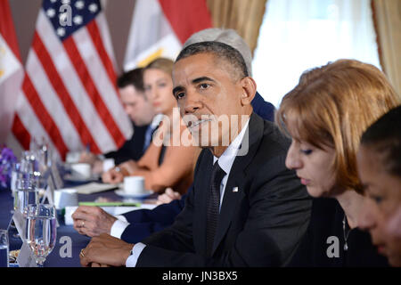 Le président américain Barack Obama (au centre) est titulaire d'un entretien bilatéral avec le Président Abdel Fattah al-SiSi (pas sur la photo) de la République arabe d'Egypte à l'hôtel Waldorf Astoria à New York, NY, le 25 septembre 2014. Crédit : Anthony Behar / Piscine via CNP