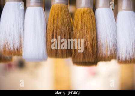 Les pinceaux de calligraphie chinoise traditionnelle pendaison dans un magasin Banque D'Images