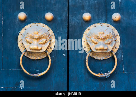Deux dragons chinois de couleur or sur fond bleu heurtoirs de porte peinture craquelée, Chengdu, province du Sichuan, Chine Banque D'Images