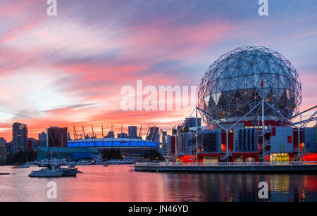 Vancouver, Canada - Circa 2017 : Science World et le Stade BC Place au coucher du soleil Banque D'Images