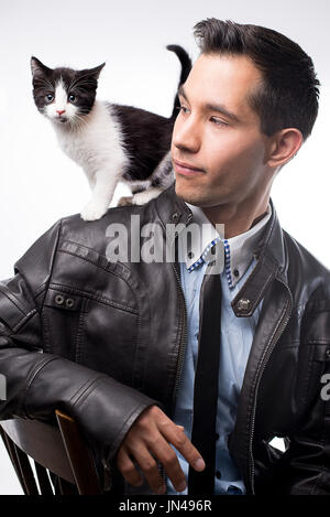 Jeune homme bien habillé la modélisation d'un chaton assis sur ses épaules, Maine, USA Banque D'Images