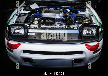 Close up detail de nouveau moteur de voiture. Ouvrez le capot de la voiture avec un moteur à l'écoute. Banque D'Images