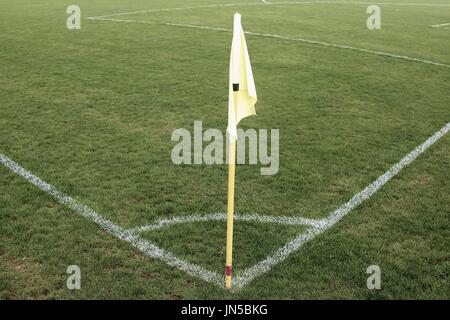 Drapeau jaune au coin de jeux pour enfants, football vent paresseux Banque D'Images