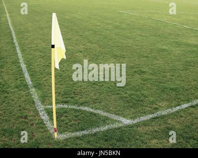 Drapeau jaune au coin de jeux pour enfants, football vent paresseux Banque D'Images