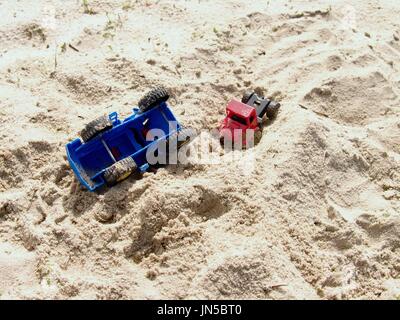 Camion jouet en plastique sur les sables bitumineux, l'accident survenu dans le sable de la côte de sel Banque D'Images