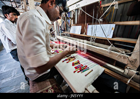 AURANGABAD, INDE - 31 Dec 2016 : ceux qui fils de soie colorés en tissu tisser indiens, en utilisant l'ancienne technique de tissage et Himroo Paithani. Banque D'Images