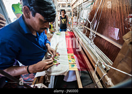 AURANGABAD, INDE - 31 Dec 2016 : ceux qui fils de soie colorés en tissu tisser indiens, en utilisant l'ancienne technique de tissage et Himroo Paithani. Banque D'Images