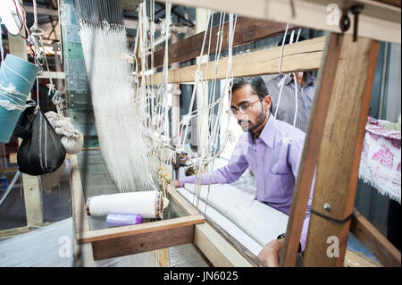 AURANGABAD, INDE - 31 Dec 2016 : ceux qui fils de soie colorés en tissu tisser indiens, en utilisant l'ancienne technique de tissage et Himroo Paithani. Banque D'Images