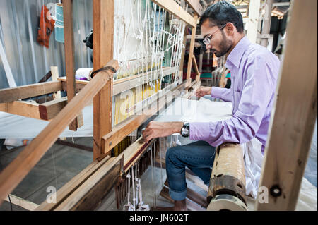 AURANGABAD, INDE - 31 Dec 2016 : ceux qui fils de soie colorés en tissu tisser indiens, en utilisant l'ancienne technique de tissage et Himroo Paithani. Banque D'Images