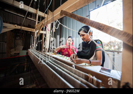 AURANGABAD, INDE - 31 Dec 2016 : ceux qui fils de soie colorés en tissu tisser indiens, en utilisant l'ancienne technique de tissage et Himroo Paithani. Banque D'Images