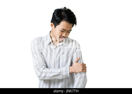 Portrait d'un jeune homme d'avoir une douleur au bras. Isolé sur fond blanc avec copie espace et chemin de détourage Banque D'Images