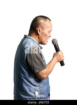 Portrait of a happy man présenté avec microphone. Isolé sur fond blanc avec copie espace Banque D'Images