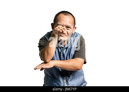 Portrait of a senior man dans la pose du Kung Fu. Isolé sur fond blanc avec copie espace et chemin de détourage Banque D'Images