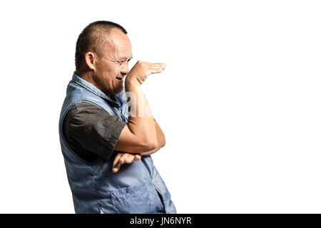 Portrait of a senior man dans la pose du Kung Fu. Isolé sur fond blanc avec copie espace et chemin de détourage Banque D'Images
