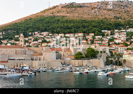 Coucher de soleil sur le vieux port avec voiliers dans la mer Adriatique, à Dubrovnik, Croatie. Au coucher du soleil. Les gens sur l'arrière-plan Banque D'Images