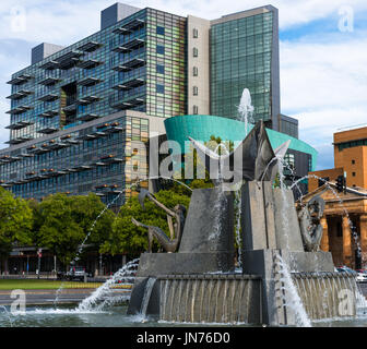 La fontaine des Trois Rivières commémore la visite de la reine Elizabeth II et le duc d'Édimbourg en 1963. Square Victoria, Adélaïde. L'Australie du Sud. Banque D'Images