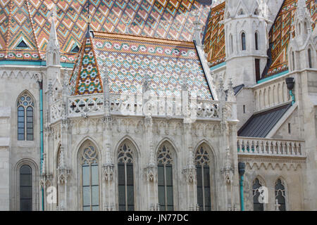 Détail du toit de l'église catholique St Matthias à Budapest, Hongrie Banque D'Images