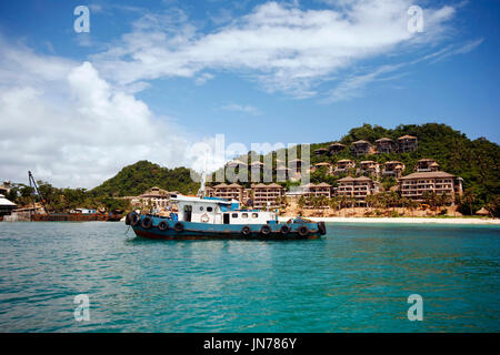 Un vieux bateau de pêche sur le fond de l'île de Boracay Banque D'Images