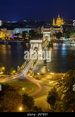 Nuit fantastique vue de Budapest. Pont des Chaînes sur le Danube et l'église de Saint Stephen. Hongrie Banque D'Images