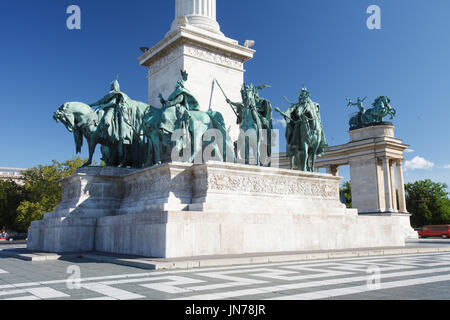 Statues équestres des chefs hongrois en place des Héros de Budapest. Hongrie Banque D'Images