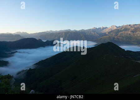 Tôt le matin, au cours de la séance d'inversion cloud valley Cabrales, Asturias, Espagne Banque D'Images