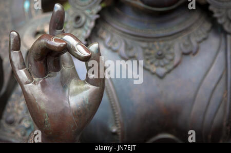 Position des mains mudra Karana exprime une énergie très puissante avec laquelle l'énergie négative est expulsé. Ce geste de la main s'appelle également parer le e Banque D'Images