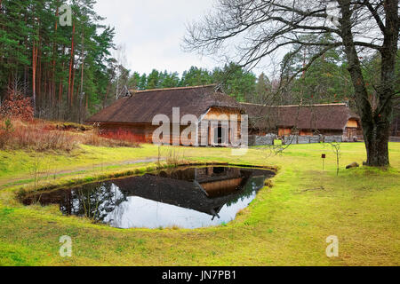 Riga, Lettonie - Décembre 27, 2011 : maison ancienne avec étang artificiel en plein air ethnographique de Riga, Lettonie, pays balte Banque D'Images