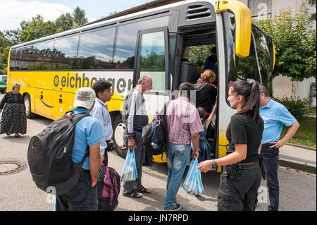 Passau, Allemagne - 1 août 2015 : les réfugiés en provenance de Syrie et l'Afghanistan dans un bus de la police fédérale au centre d'inscription à Passau, Allemagne Banque D'Images