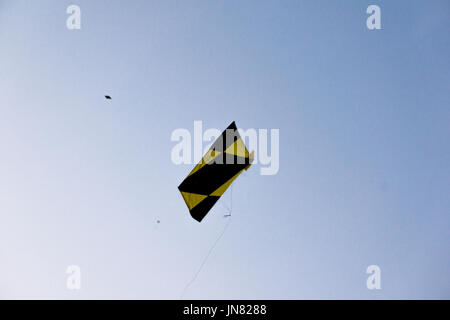 La lutte contre le vol des cerfs-volants colorés sur fond de ciel bleu sur le festival de Makar Sankranti. Ils sont également très populaire sur la 15e journée de l'indépendance indienne Aug Banque D'Images