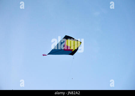 La lutte contre le vol des cerfs-volants colorés sur fond de ciel bleu sur le festival de Makar Sankranti. Ils sont également très populaire sur la 15e journée de l'indépendance indienne Aug Banque D'Images