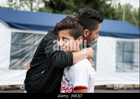 Passau, Allemagne - le 2 août 2015 : les frères de l'Iran à la zone d'enregistrement pour les réfugiés à Passau. Ils ont perdu l'un l'autre et réunis après des années. Banque D'Images