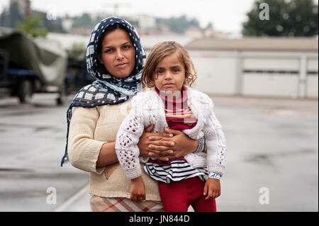 Passau, Allemagne - le 2 août 2015 : Mère et fille d'Afghanistan à un centre d'enregistrement des réfugiés à Passau, Allemagne du sud Banque D'Images
