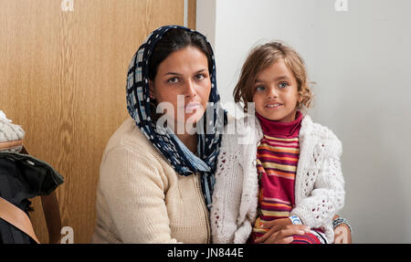 Passau, Allemagne - le 2 août 2015 : Mère et fille de l'Afghanistan dans un centre de réfugiés à Passau en attente de leur inscription. Banque D'Images