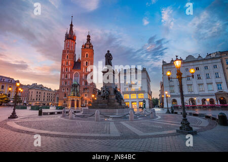 Cracovie. Droit de place du marché de Cracovie, Pologne pendant le lever du soleil. Banque D'Images